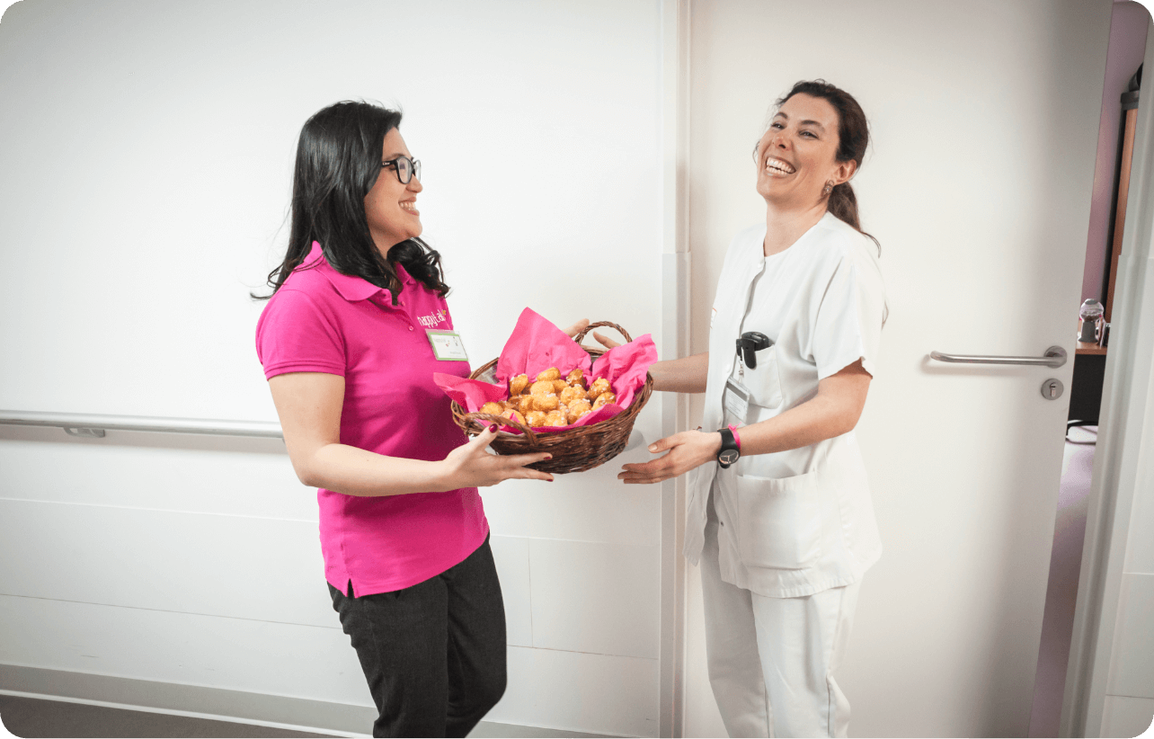 Personnel hospitalier et concierge happytal en train de rire